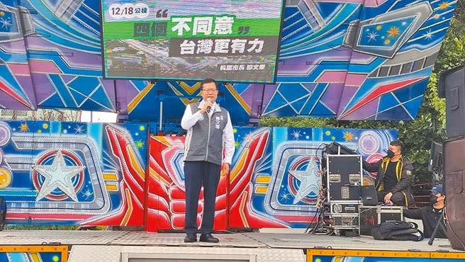 民進黨宣傳年底公投「四個不同意」，其中「珍愛藻礁」地點就在桃園，意外讓桃園市長鄭文燦有機會全台跑。（賴佑維攝）