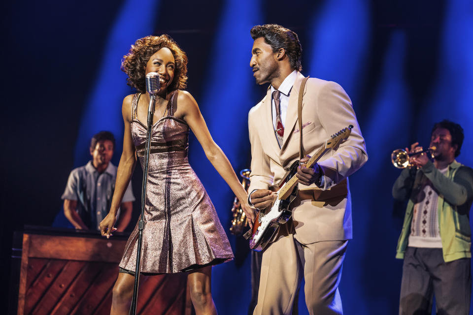 Zurin Villanueva como Tina Turner, izquierda, y Garrett Turner como Ike Turner como Tina Turner durante una presentación de la gira nacional de "Tina — The Tina Turner Musical" de Broadway en una imagen proporcionada por Bond Theatricals. La producción debutará en California esta semana, luego continúa su gira nacional visitando 37 ciudades más en Norteamérica. También hay producciones en el West End de Londres, así como en Sydney, Australia y Stuttgart, Alemania.(Matthew Murphy y Evan Zimmerman/Bond Theatricals vía AP)