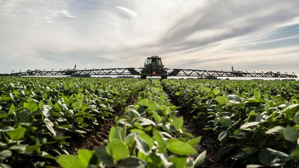 Un tracteur équipé d'un John Deere See &AMP ;  Système Spray Ultimate