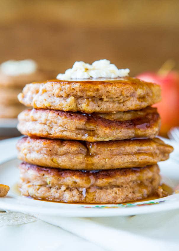 <strong>Get the <a href="http://www.averiecooks.com/2013/09/apple-pie-pancakes-with-vanilla-maple-syrup.html" target="_blank">Apple Pie Pancakes with Vanilla Maple Syrup recipe</a>&nbsp;from Averie Cooks</strong>