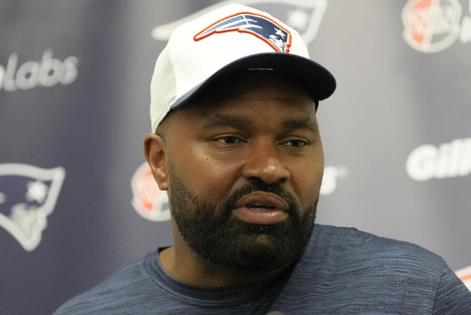 New England Patriots-hoofdcoach Jerod Mayo legde uit waarom hij zei dat Drake Maye Jacoby Brissett in het voorseizoen versloeg. (AP-foto/George Walker IV)