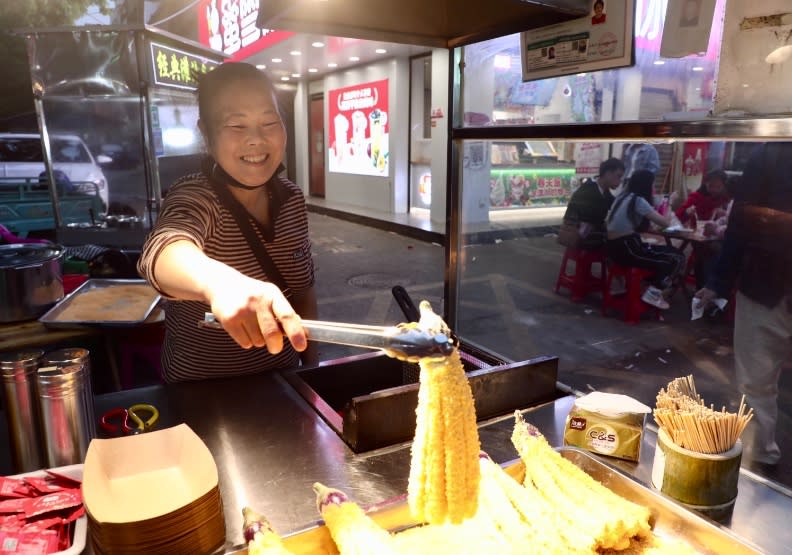 揚帆夜市獨家販售的「劈腿茄子」。張智傑攝