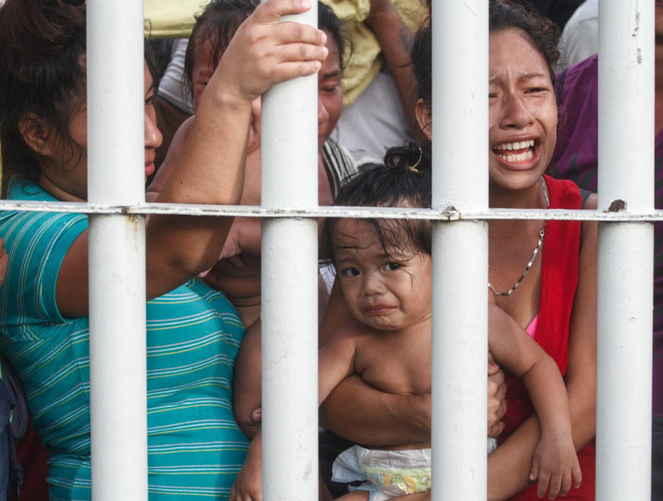 FOTOS | Migrantes rompen cerco fronterizo e ingresan a México