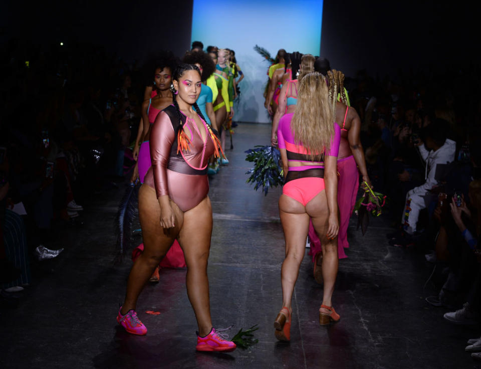 <p>Das Label Chromat konzentriert sich vor allem auf Badebekleidung und Bodywear. Die Marke ist bekannt für ihre leuchtenden Farben und futuristischen Designs. Vor allem die Präsentation der Entwürfe ist etwas Besonderes im Mode-Business. Label-Gründerin Becca McCharen-Tran lässt ausschließlich Models auf ihren Laufsteg, die nicht dem gängigen Schönheitsideal entsprechen und somit bot sich ein wunderbares Bild der Vielfalt und Body Positivity. (Bild: Noam Galai/Getty Images for NYFW: The Shows) </p>