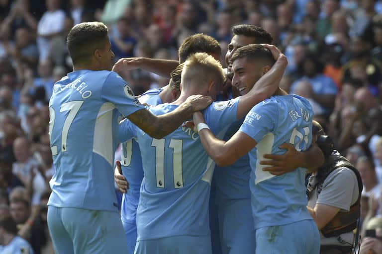 Los jugadores del Manchester City celebran después de que Rodrigo, arriba a la derecha, anotó el cuarto gol de su equipo durante el partido de fútbol de la Premier League
