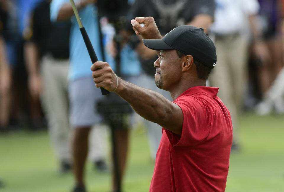 Tiger Woods festeja en el green del hoyo 18, luego de ganar el Campeonato del Tour, el domingo 23 de septiembre de 2018, en Atlanta (AP Foto/John Amis)