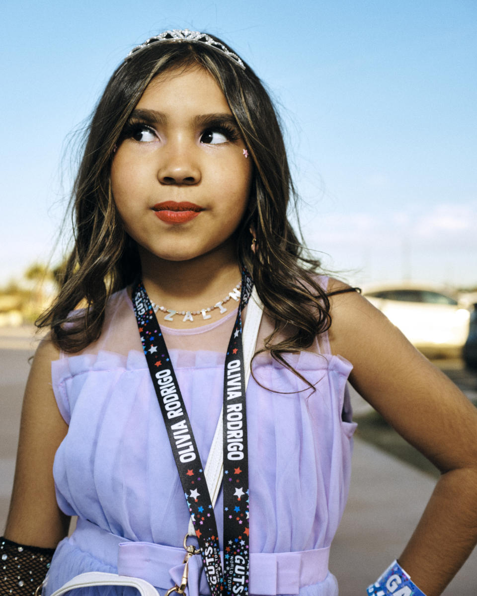 Ahzalina, a quien le regalaron entradas para el estreno de la gira mundial Guts de Olivia Rodrigo por haber cumplido 10 años, en el exterior del Acrisure Arena de Palm Springs, California, el 23 de febrero de 2024. (Molly Matalon/The New York Times)
