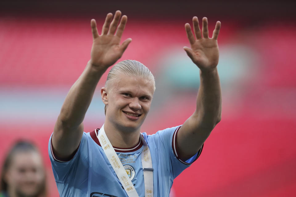 Erling Haaland, del Manchester City, saluda a los fanáticos mientras celebra haber ganado el título de la FA Cup al superar en la final al Manchester United en el estadio Wembley, en Londres, el sábado 3 de junio de 2023. Manchester City ganó 2-1. (AP Foto/Dave Thompson)