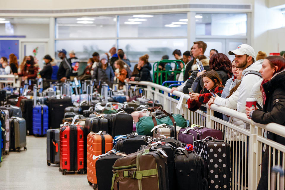 Southwest Airlines travelers wait in a long line to check on their baggage from their cancelled flights at Chicago Midway International Airport, December 27, 2022. REUTERS/Kamil Krzaczynski
