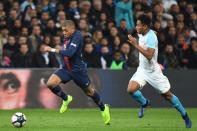 <p>Comment ne pas parler du Classique entre l’OM et le PSG ? Ce n’est clairement pas le meilleur match du PSG de la saison, tant les Parisiens ont pu être bousculés à certains instants, mais le résultat a tout de même tourné en leur faveur. Tout d’abord grâce à une accélération foudroyante de Kylian Mbappé, qui a laissé Boubacar Kamara sur place, puis grâce à un but de Julian Draxler dans les dernières secondes, qui a douché le Vélodrome. Une victoire importante de la saison parisienne. </p>