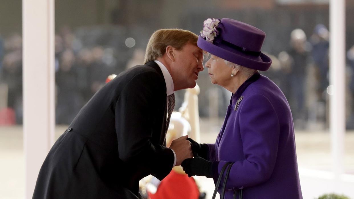 König Willem-Alexander der Niederlande muss in die Knie gehen, um der britischen Queen ein Küsschen zu geben. Foto: Matt Dunham