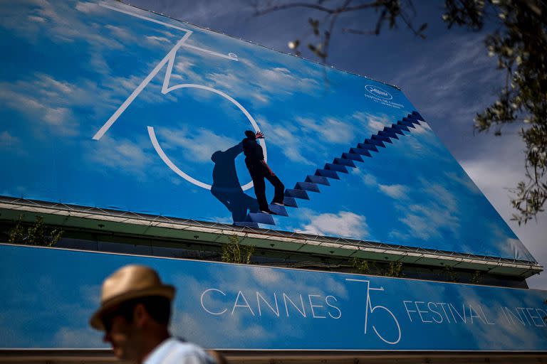 El afiche oficial del 75º Festival de Cine de Cannes en la entrada principal del Palais des Festivals en esta ciudad de la Costa Azul francesa, que comenzará este martes 17