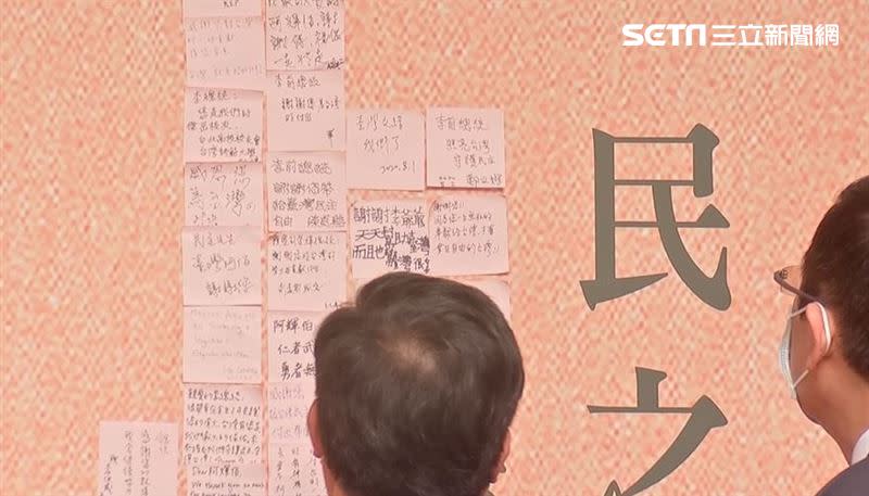 鄭文燦赴台北賓館追悼李登輝，寫下「照亮台灣，守護民主」表達追思。