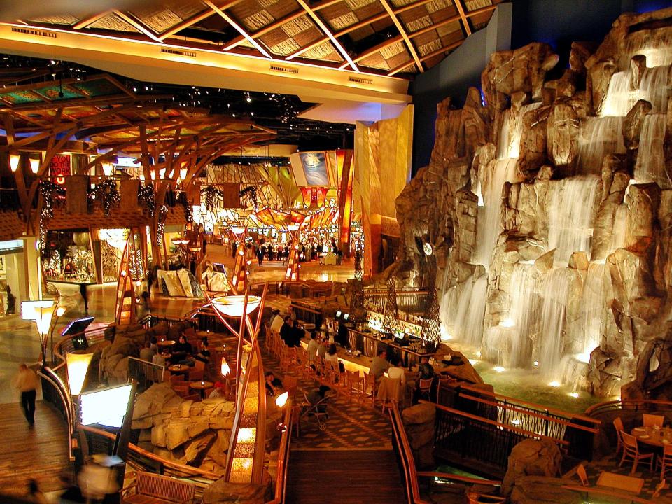 mohegan sun casino waterfall and tables