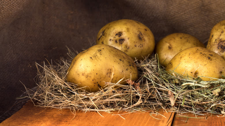 Potatoes stored on straw