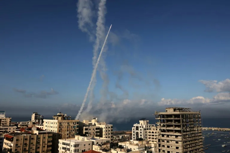 Rockets are fired from Gaza City towards Israel on October 7, 2023. (-)