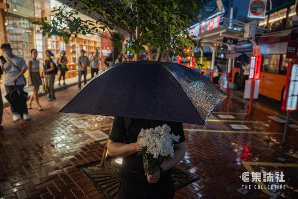 今日連場大雨，有市民前往金鐘太古廣場外悼念。