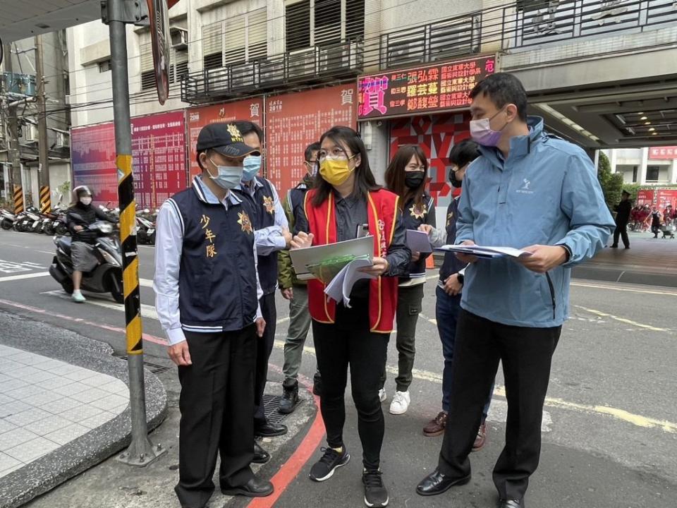 新北市警局少年隊於13日開學日，特別加強維護學童安全，規劃護童勤務。（新北市警局少年隊提供）