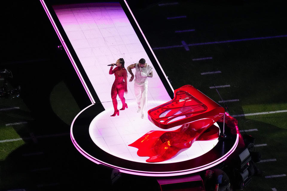 Usher, center, and Alicia Keys perform during halftime of the NFL Super Bowl 58 football game between the San Francisco 49ers and the Kansas City Chiefs Sunday, Feb. 11, 2024, in Las Vegas. (AP Photo/David J. Phillip)