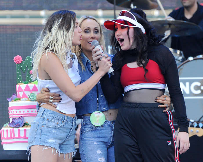 Miley, Tish y Noah Cyrus cantando juntas en 2012