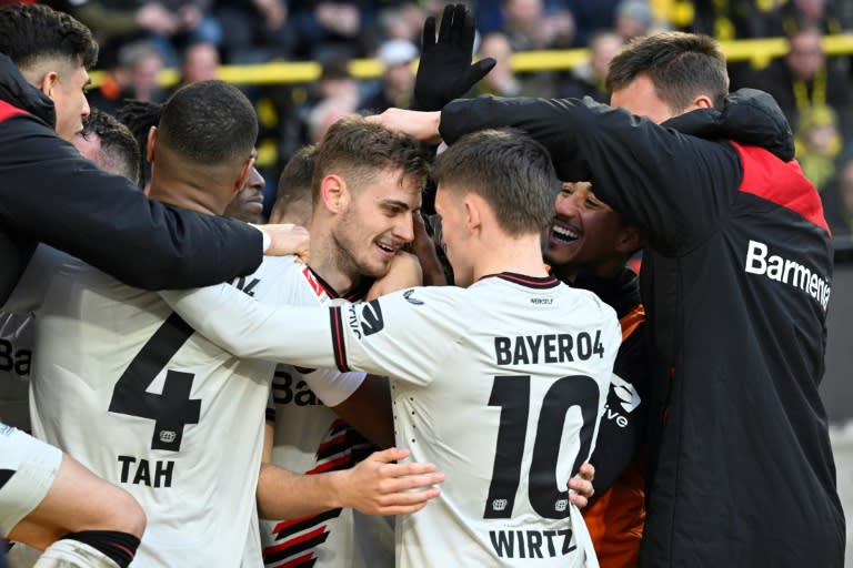 Josip Stanisic es felicitado por sus compañeros después de empatar en el tiempo añadido en la visita del Bayer Leverkusen al Borussia Dortmund en partido de Bundesliga. El 21 de abril de 2024 en Dortmund (Sascha Schuermann)