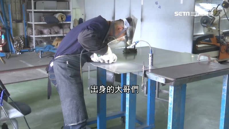 造船師傅有製作汽車板金的經驗。