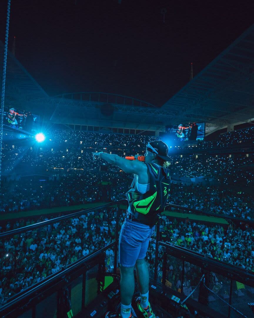 Para que toque Feid, las autoridades del Hard Rock Stadium de Miami levantaron el césped y lo volvieron a poner para la final entre la Argentina y Colombia. En esta foto, el reguetonero en el show que dio en el estadio