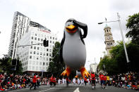 <p>Im neuseeländischen Auckland nehmen tausende Menschen an der „Farmers Santa Parade“ teil. Mit dem Festumzug, der durch die Innenstadt führt, wird jedes Jahr die Weihnachtssaison eingeläutet. (Bild: Hannah Peters/Getty Images) </p>