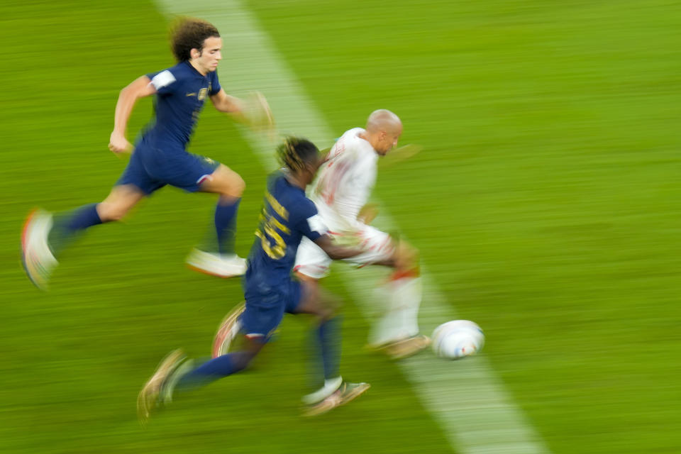 El tunecino Wahbi Khazri (derecha) avanza con el balón entre los franceses Eduardo Camavinga (centro) y Matteo Guendouzi durante el partido por el Grupo D del Mundial, el miércoles 30 de noviembre de 2022, en Rayán, Qatar. (AP Foto/Petr David Josek)