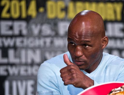 El boxeador estadounidense Bernard Hopkins, de 49 años, habla en la conferencia de prensa previa a su combate ante el kazajo Beibut Shumenov, el 19 de abril de 2014, en Washington (AFP | NICHOLAS KAMM)