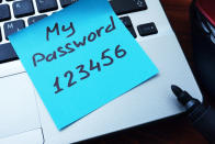 <p>Non credete a chi dice che un mix di maiuscole, minuscole, numeri e simboli a caso garantisca più sicurezza. I programmi degli hacker le trovano facilmente, mentre noi le dimentichiamo ancor più facilmente. Una password intuitiva e lunga, invece, è la scelta migliore. (Credits – Getty Images) </p>