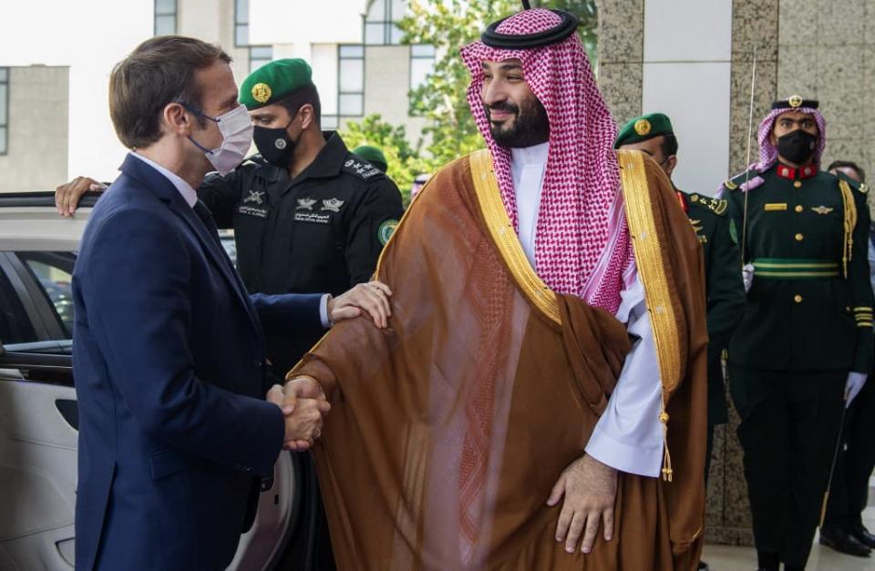 La rencontre entre Emmanuel Macron et Mohammed ben Salmane à Jeddah, en Arabie Saoudite, le 4 décembre 2021. - Bandar AL-JALOUD / Saudi Royal Palace / AFP