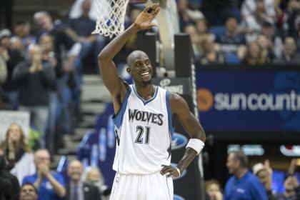 Kevin Garnett waves to fans at Target Center. (Jesse Johnson-USA TODAY Sports)