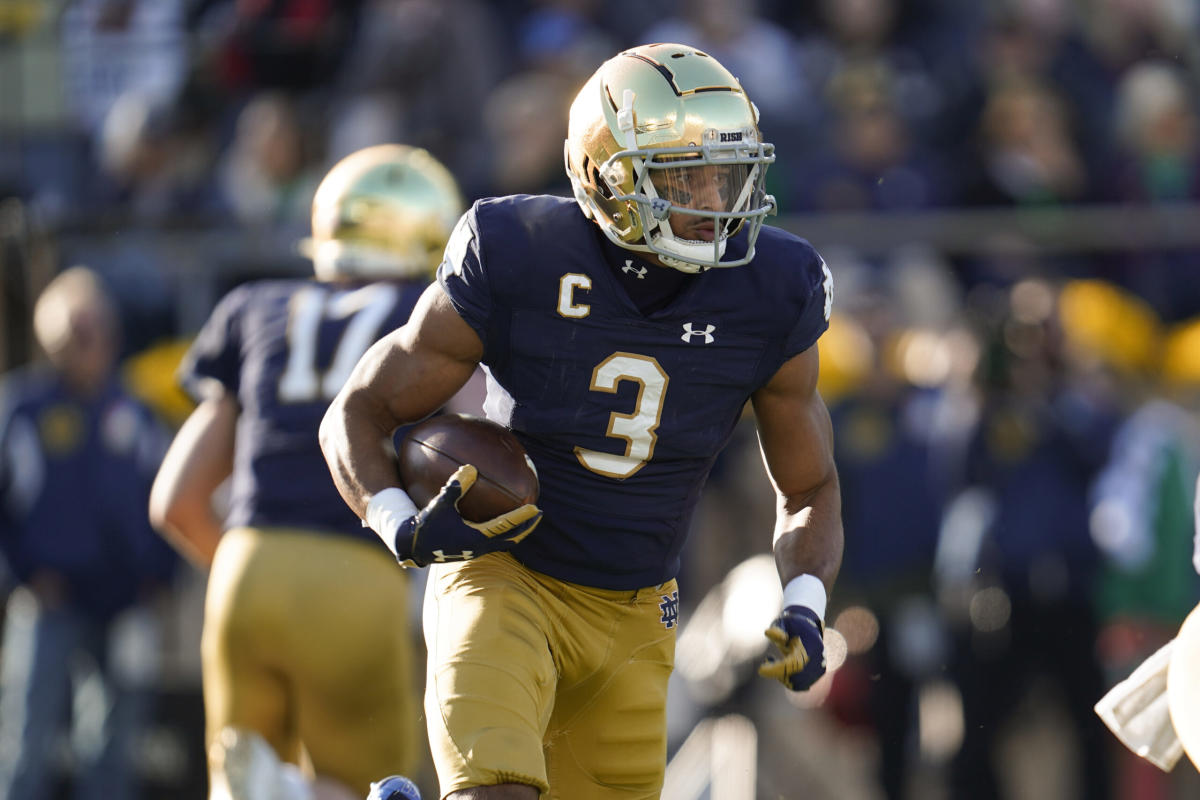 Two Notre Dame captains announce returns for 2022