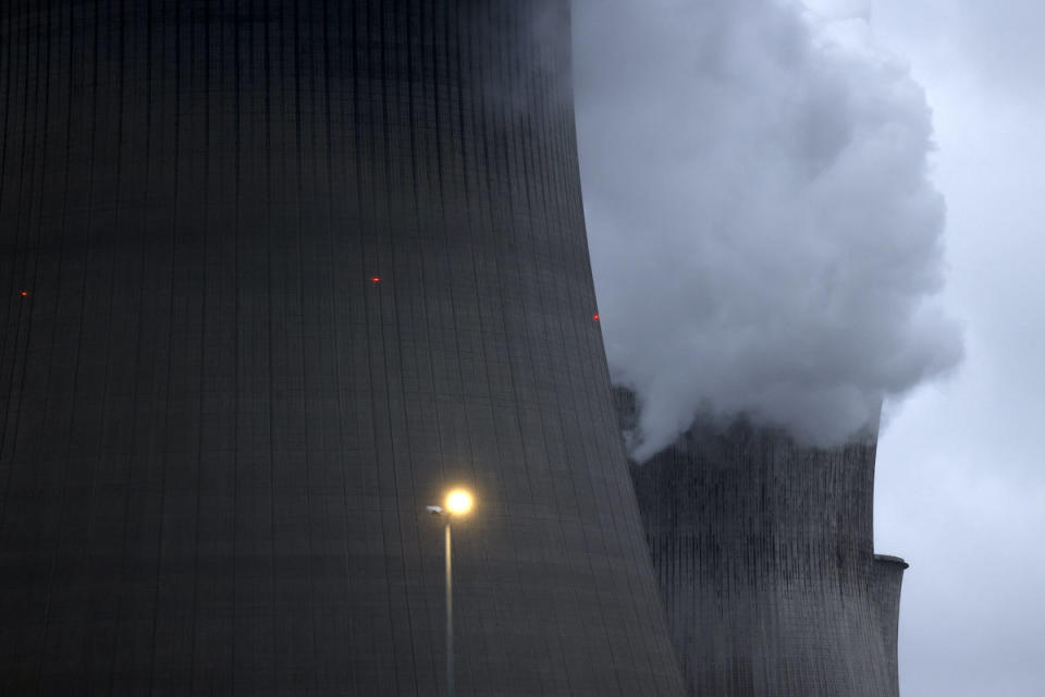 Das Braunkohlekraftwerk Niederaußem der RWE Power AG. Der Konzern erwartet dieses Jahr einen bereinigten operativen Ertrag (Ebitda) von bis zu 5,5 Milliarden Euro. - Copyright: picture alliance/Geisler-Fotopress/Christoph Hardt