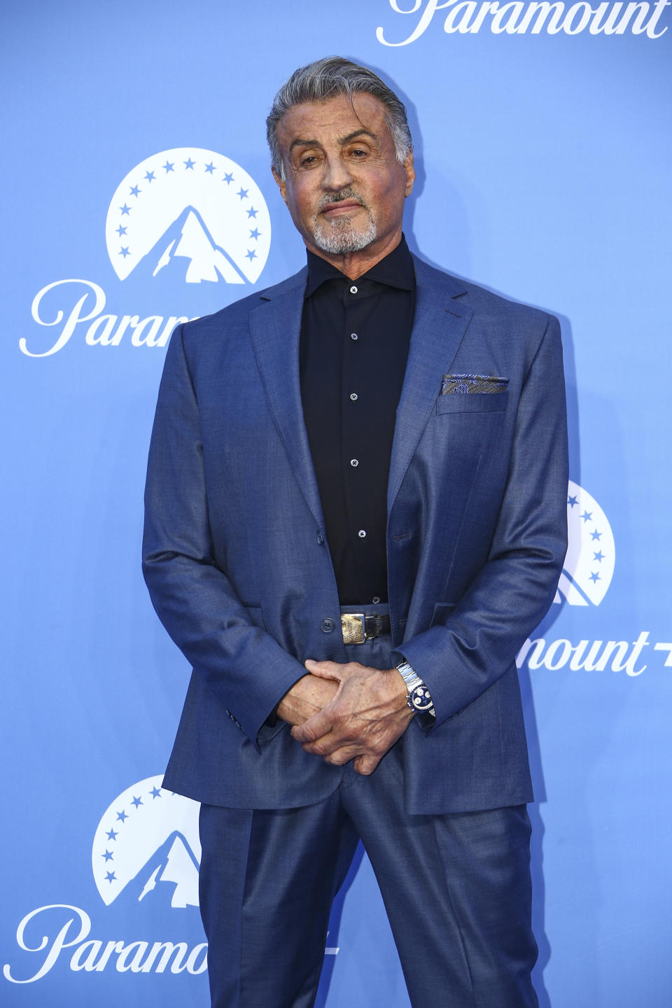 Sylvester Stallone posa a su llegada al lanzamiento del servicio de streaming Paramount + en Gran Bretaña en Londres el lunes 20 de junio de 2022. (Foto Joel C Ryan/Invision/AP)