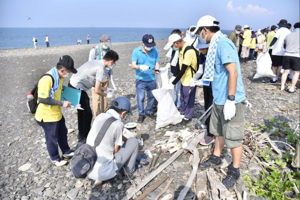 屏東縣環保局在枋寮漁港南側海灘舉辦淨灘活動，成效卓越。（記者鄭伯勝翻攝）