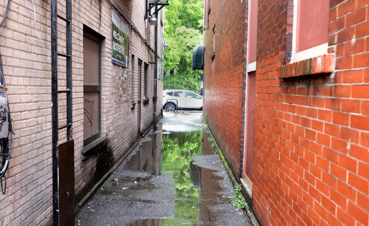 The long alley where many patrons waited to get into Preps. It was later the Public House.