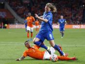 Gregory van der Wiel (l) hatte zuvor den Isländer Birkir Bjarnason gefoult. Foto: Stanley Gontha