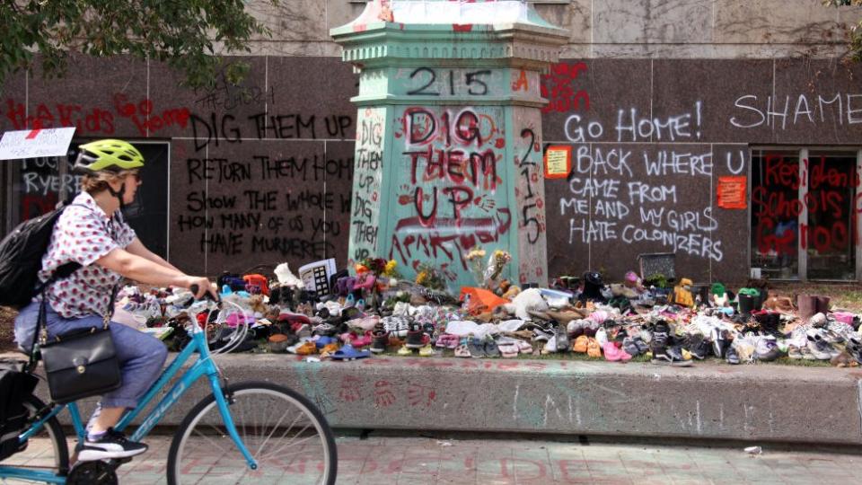 Homenaje en honor a los niños indígenas fallecidos en Canadá