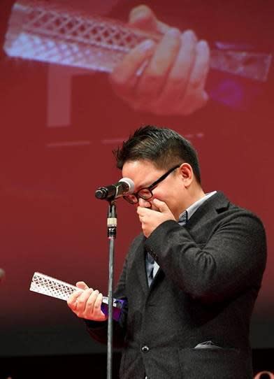 楊毅恆在東京影展獲獎時感動落淚。（可樂電影提供）