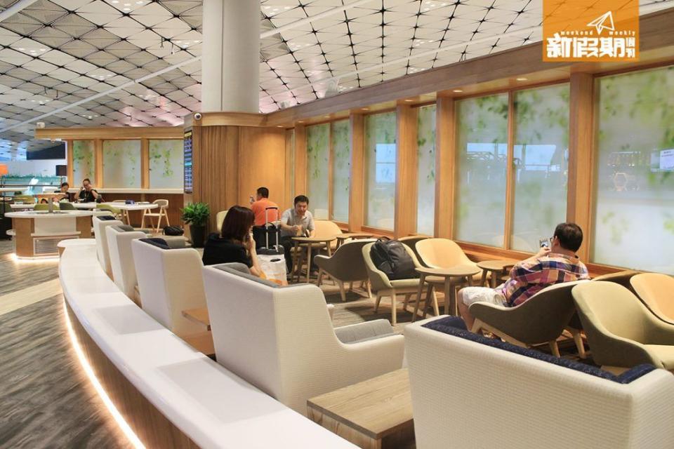 使用港航 Lounge 的旅客較少，可以寧靜享受上機前時間。