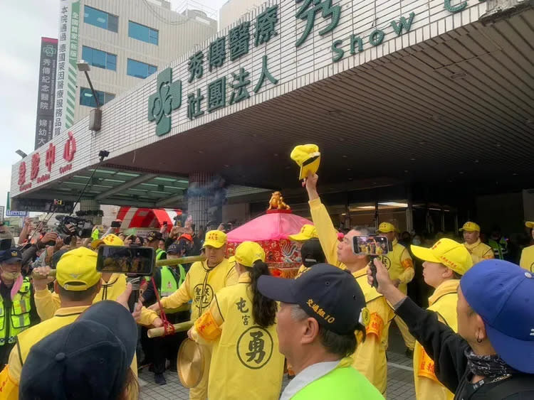 粉紅超跑上午7時許抵達彰化秀傳醫院，停轎為車禍姊妹祈福。白沙屯拱天宮提供