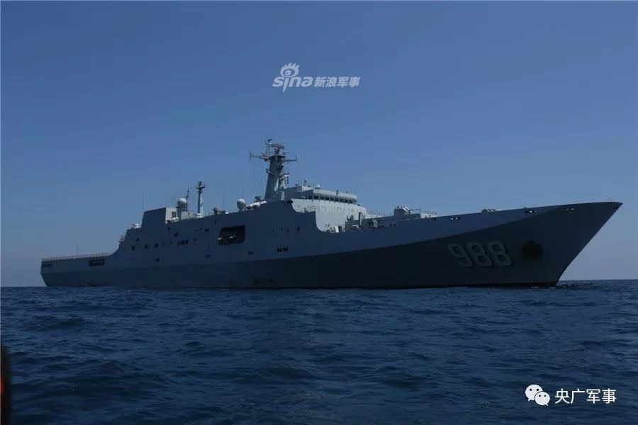 解放軍071型綜合登陸艦「沂蒙山號(988)」   圖：翻攝新浪軍事(資料照片)