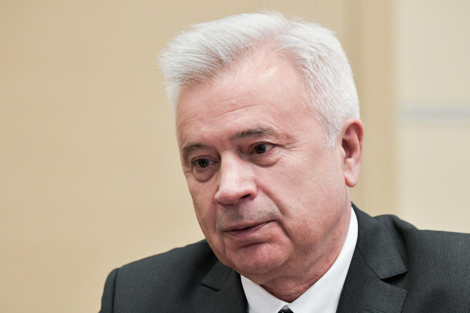 <p>Mikhelson comparte el puesto 66 de la lista de Forbes con Vagit Alekperov, cuya fortuna es también de 22,2 mil millones de euros. Antiguo trabajador de una petrolera en el mar Caspio, acabó fundando y dirigiendo Lukoil, la compañía petrolera independiente más grande de Rusia y la tercera del país por detrás de las empresas estatales Sberbank y Rosneft. (Foto: Alexei Nikolsky / TASS / Getty Images).</p> 