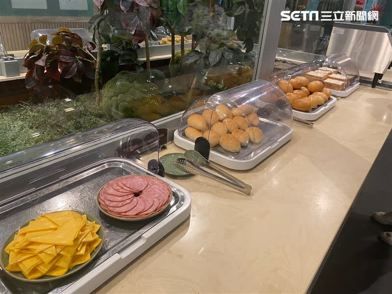 新山一機場「Le Saigonnais」貴賓室提供多項餐飲選擇。（圖／記者楊晏琳攝影）
