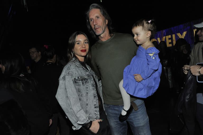 Papá orgulloso. Eduardo Celasco posando con sus dos hijas mujeres. El empresario no se pierde ningún evento o lanzamiento de sus hijos