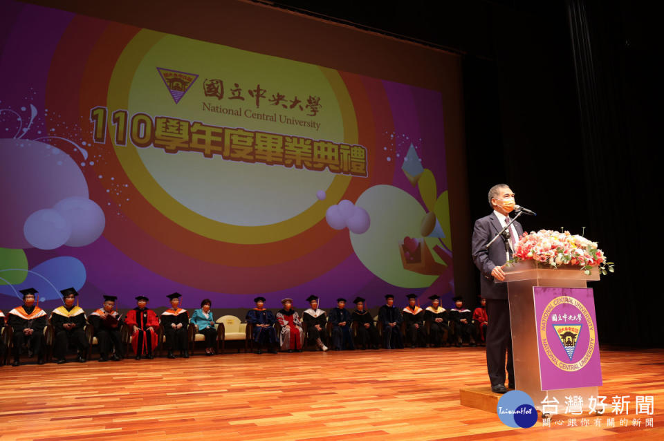 中央大學傑出校友，現任台灣中油股份有限公司李順欽董事長勉勵全體畢業生，畢業才是真正學習的開始。