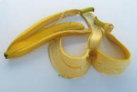 Aunque te cueste creerlo, la cáscara de plátano esconde muchos más beneficios. ¿Sabías que podía reducir los dolores de cabeza de forma natural? Y es que la piel de esta fruta absorbe las toxinas acumuladas. Solo tienes que añadir un poco de alcohol y colocarla en tu frente (preferiblemente atada con una gasa) durante 30 minutos. ¡Compruébalo! (Foto: Wikimedia Commons / Priwo).