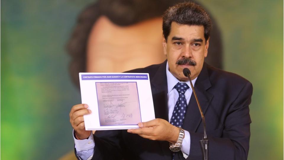 Maduro muestra el contrato